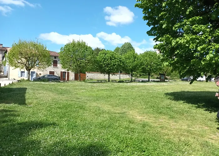 Au Bord De La Riviere