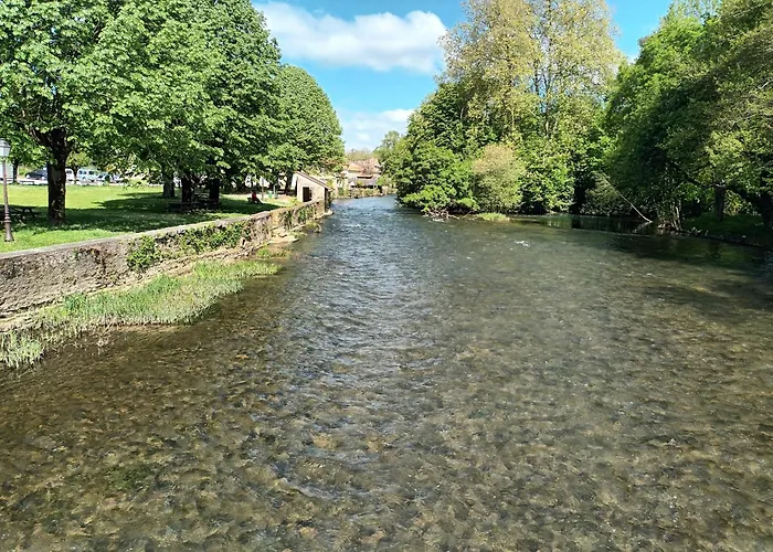 Au Bord De La Riviere