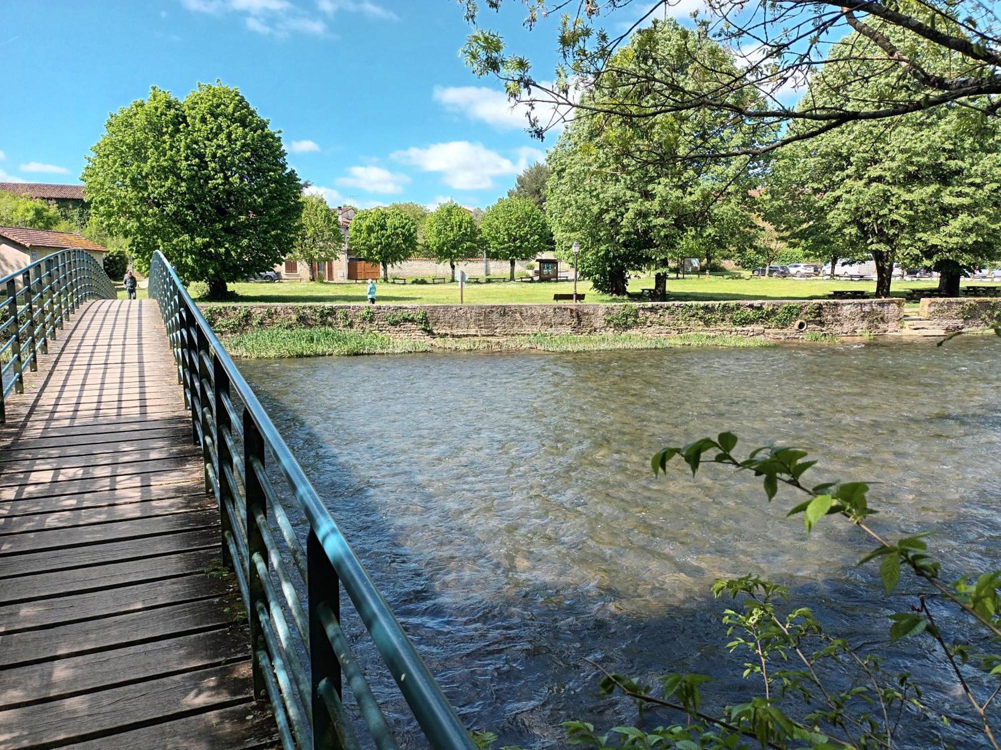 Au Bord De La Riviere